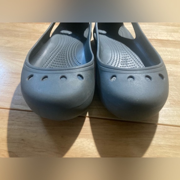 Crocs flats in size 8 in excellent condition. Black in color - Picture 6 of 10